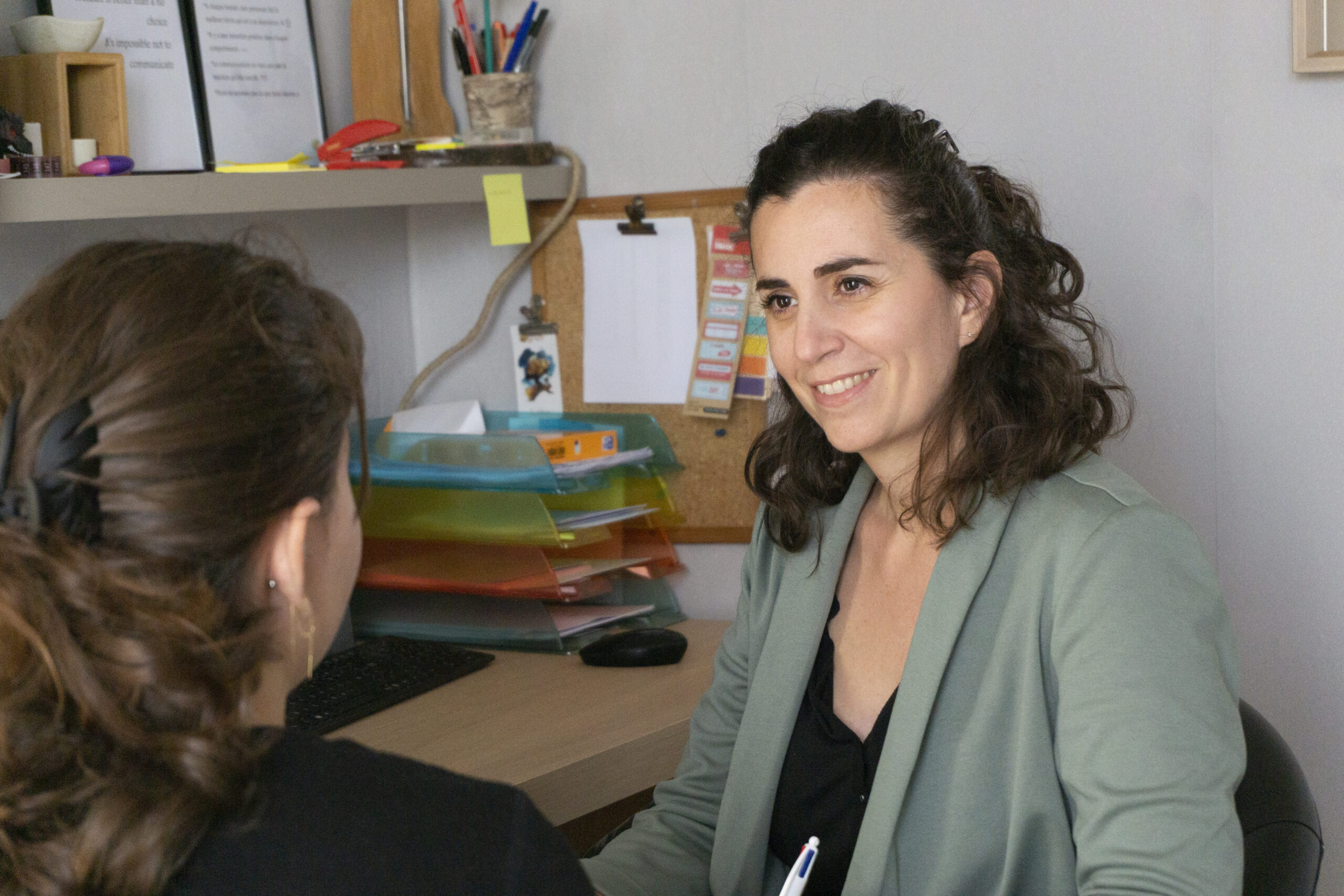Karen Blanc hypnothérapeute à Corbas en consultation, souriante et à l'écoute de sa patiente